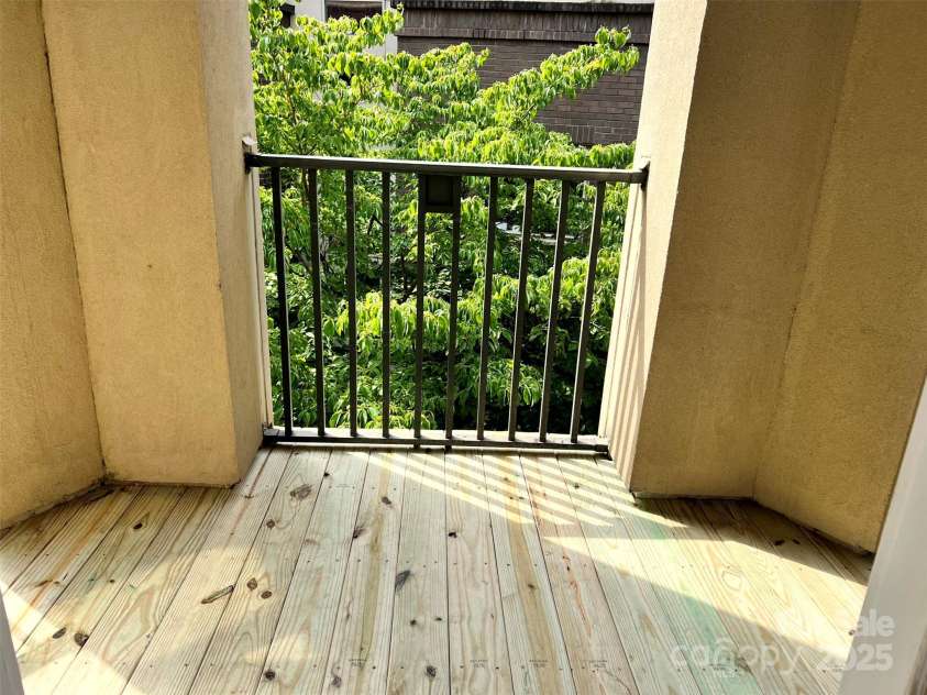 416 Queens Road, Charlotte, NC 28207.  MLS# CAR4289305, YatesRealty ID 18343. Balcony off the Living Room