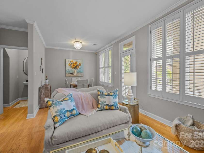 416 Queens Road, Charlotte, NC 28207.  MLS# CAR4289305, YatesRealty ID 18343. Family Room and Dining Area