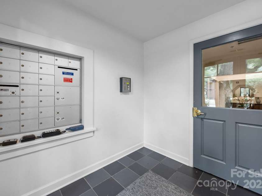 416 Queens Road, Charlotte, NC 28207.  MLS# CAR4289305, YatesRealty ID 18343. Foyer