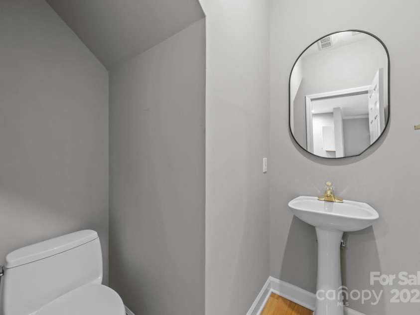 416 Queens Road, Charlotte, NC 28207.  MLS# CAR4289305, YatesRealty ID 18343. Half bath, main level