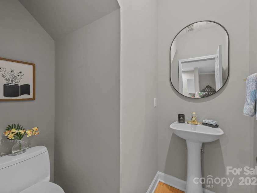 416 Queens Road, Charlotte, NC 28207.  MLS# CAR4289305, YatesRealty ID 18343. Half bath, main level