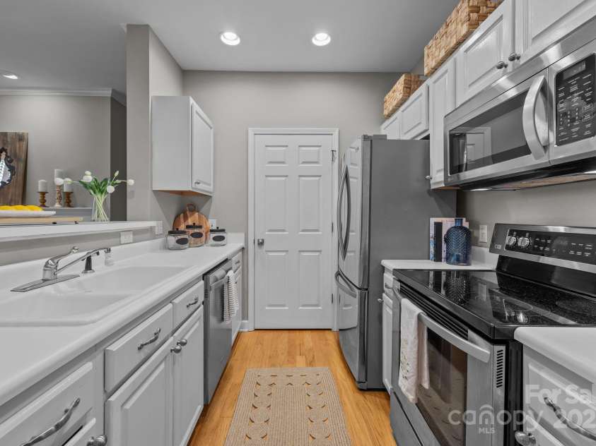 416 Queens Road, Charlotte, NC 28207.  MLS# CAR4289305, YatesRealty ID 18343. Kitchen