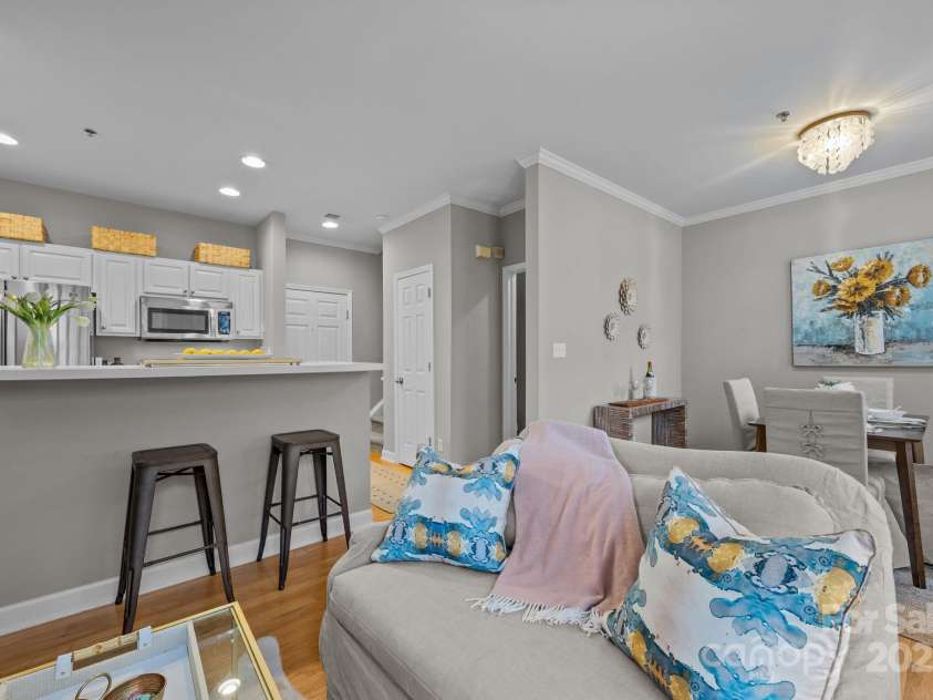 416 Queens Road, Charlotte, NC 28207.  MLS# CAR4289305, YatesRealty ID 18343. Kitchen/Breakfast Bar