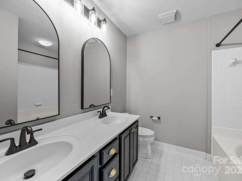 416 Queens Road, Charlotte, NC 28207.  MLS# CAR4289305, YatesRealty ID 18343. Primary Bath