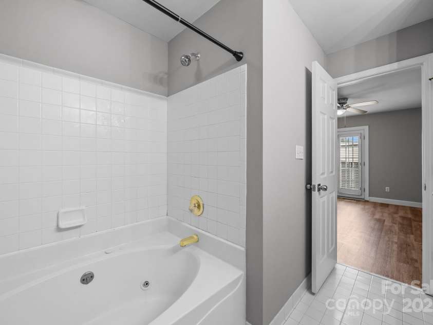 416 Queens Road, Charlotte, NC 28207.  MLS# CAR4289305, YatesRealty ID 18343. Primary Bath