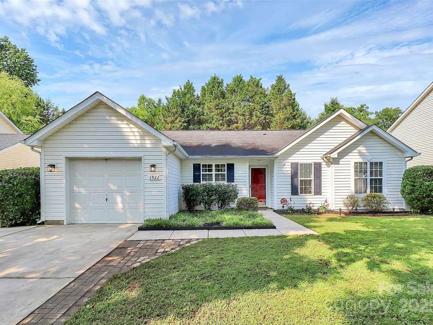 1922 Decatur Court, Charlotte, NC 28213.  MLS# CAR4267117, YatesRealty ID 18344. 