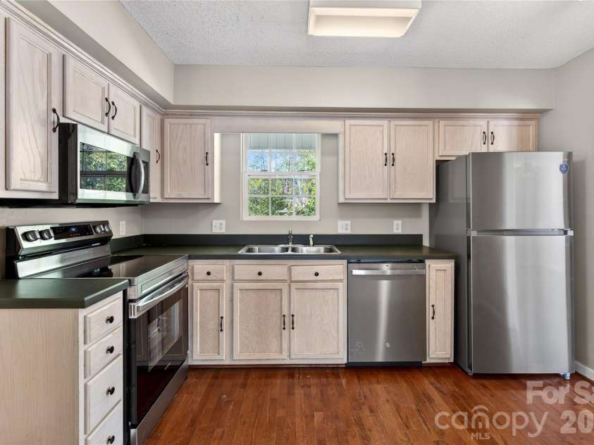 7 Collin Lane, Thomasville, NC 27360.  MLS# CAR4369183, YatesRealty ID 18344. Kitchen