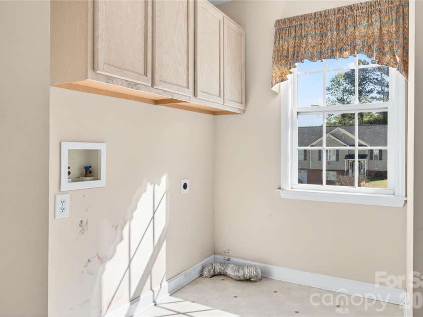 7 Collin Lane, Thomasville, NC 27360.  MLS# CAR4369183, YatesRealty ID 18344. Laundry room