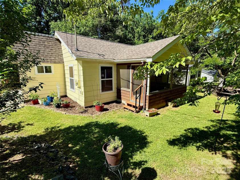 105 Venus Avenue, Gastonia, NC 28052.  MLS# CAR4263522, YatesRealty ID 18345. 