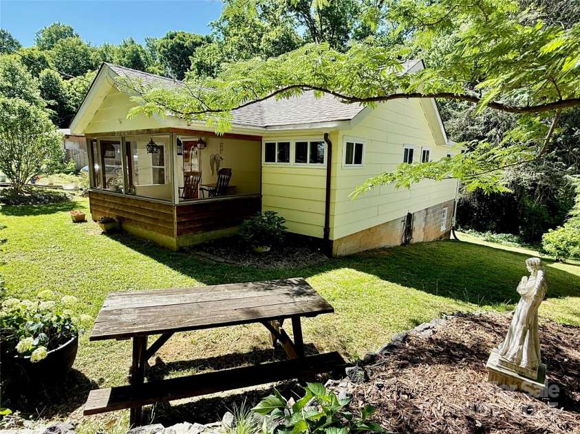 105 Venus Avenue, Gastonia, NC 28052.  MLS# CAR4263522, YatesRealty ID 18345. 