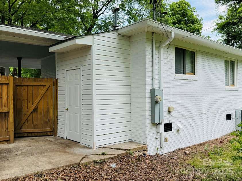 1211 Campus Street, Charlotte, NC 28216.  MLS# CAR4268687, YatesRealty ID 18348. 