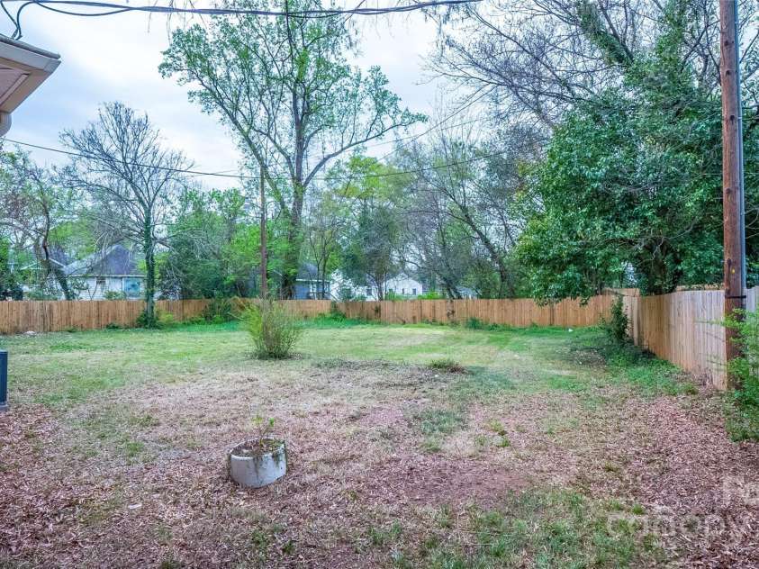 1211 Campus Street, Charlotte, NC 28216.  MLS# CAR4268687, YatesRealty ID 18348. 