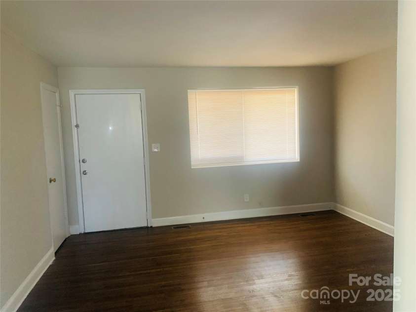 1211 Campus Street, Charlotte, NC 28216.  MLS# CAR4268687, YatesRealty ID 18348. 