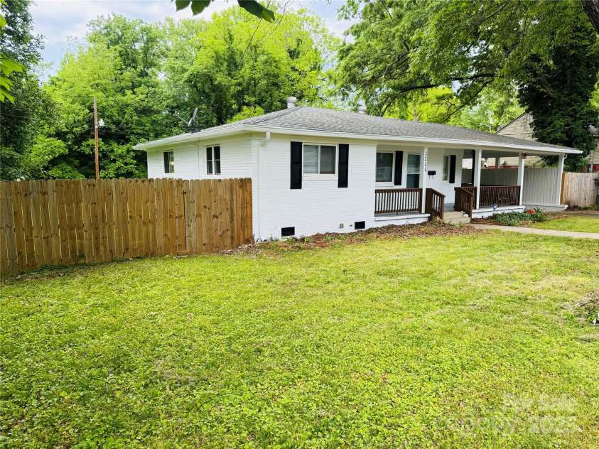 1211 Campus Street, Charlotte, NC 28216.  MLS# CAR4268687, YatesRealty ID 18348. 