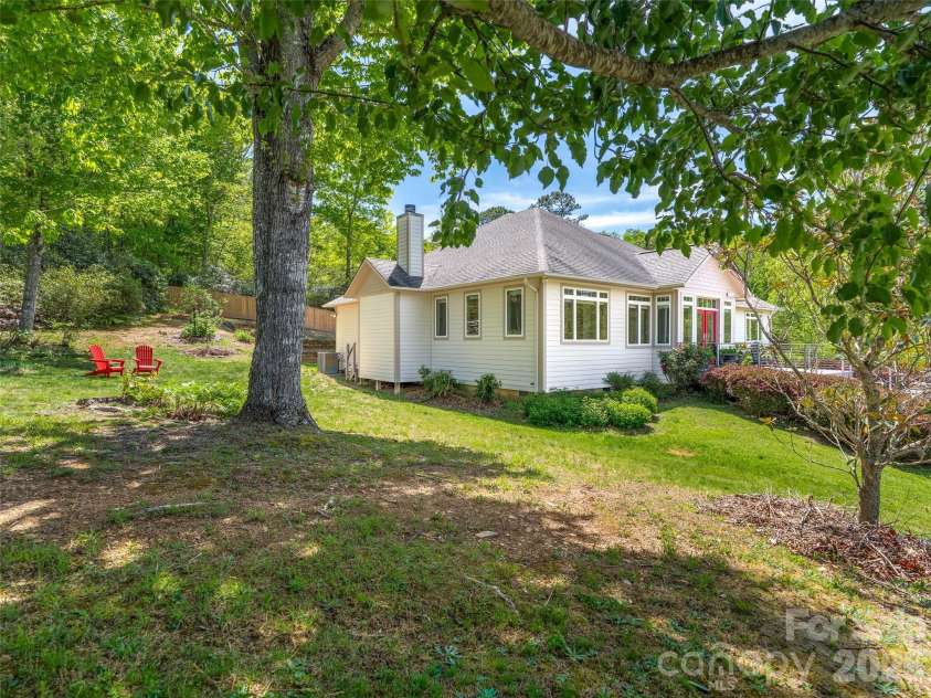 16 Chickadee Lane, Fairview, NC 28730.  MLS# CAR4375126, YatesRealty ID 18349. 