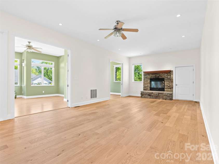 16 Chickadee Lane, Fairview, NC 28730.  MLS# CAR4375126, YatesRealty ID 18349. 