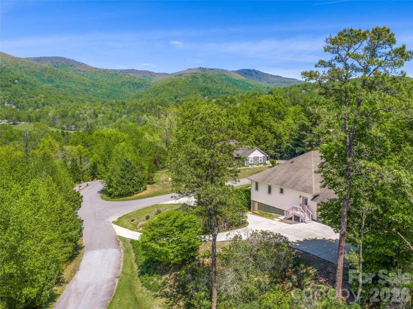 16 Chickadee Lane, Fairview, NC 28730.  MLS# CAR4375126, YatesRealty ID 18349. 