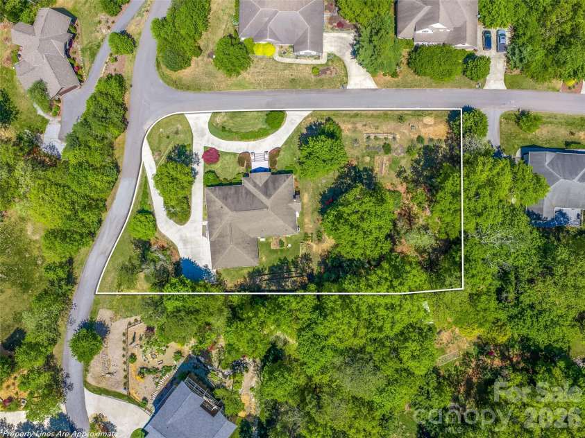 16 Chickadee Lane, Fairview, NC 28730.  MLS# CAR4375126, YatesRealty ID 18349. 