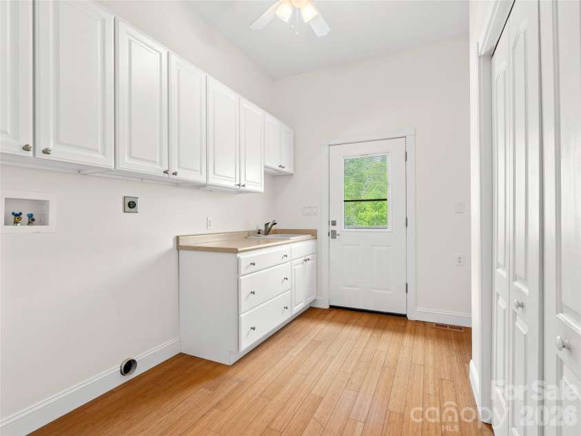 16 Chickadee Lane, Fairview, NC 28730.  MLS# CAR4375126, YatesRealty ID 18349. Laundry/Mudroom