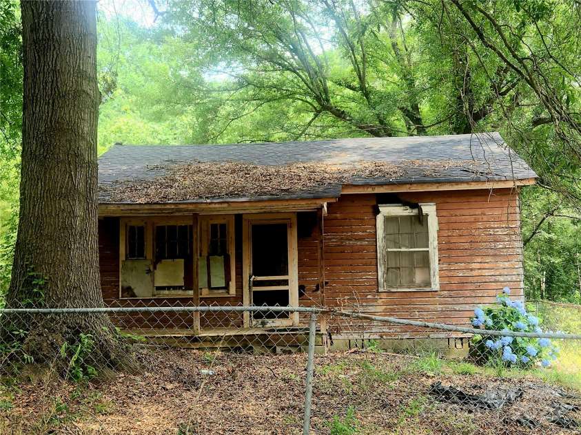 711 East Drive, Cherryville, NC 28021.  MLS# CAR4260087, YatesRealty ID 18349. 