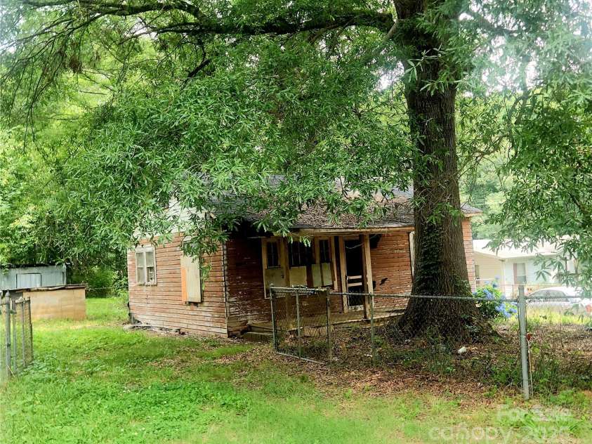 711 East Drive, Cherryville, NC 28021.  MLS# CAR4260087, YatesRealty ID 18349. 