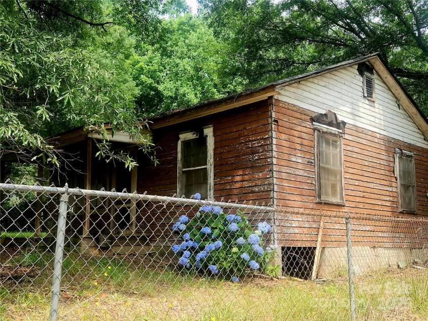 711 East Drive, Cherryville, NC 28021.  MLS# CAR4260087, YatesRealty ID 18349. 