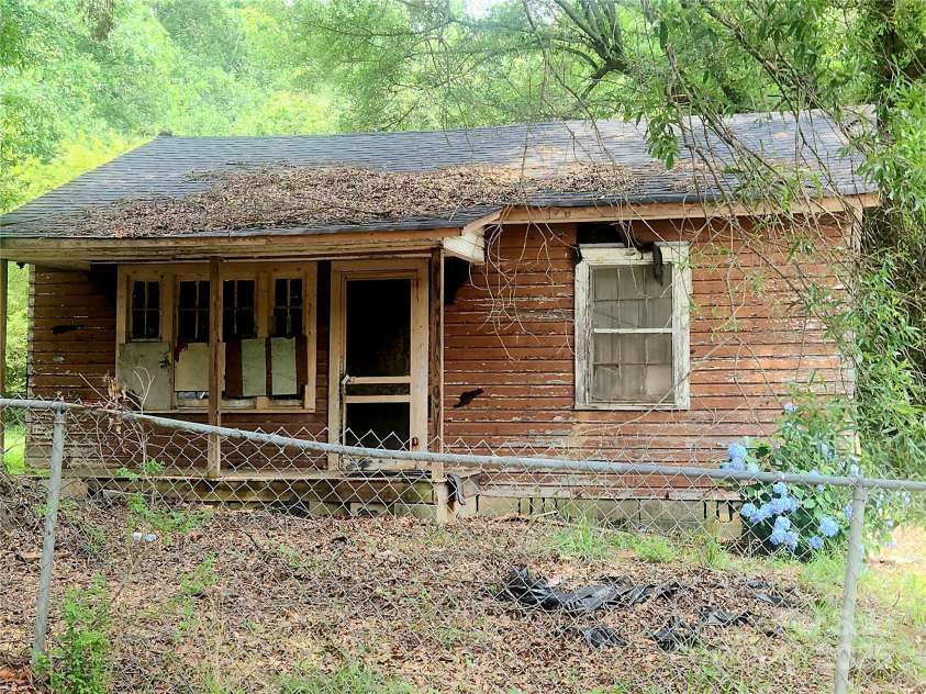 711 East Drive, Cherryville, NC 28021.  MLS# CAR4260087, YatesRealty ID 18349. 