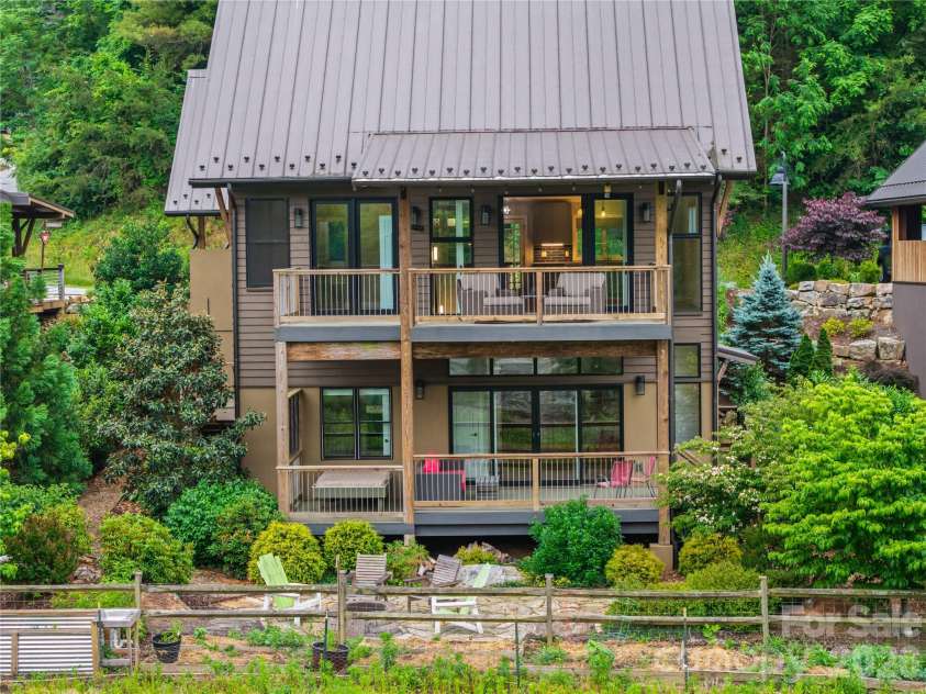 40 River Run, Asheville, NC 28804.  MLS# CAR4319069, YatesRealty ID 18350. 