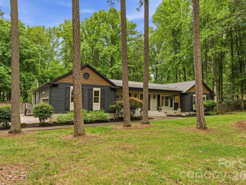 20200 Floral Lane, Cornelius, NC 28031.  MLS# CAR4374755, YatesRealty ID 18352. 