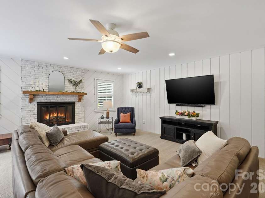 20200 Floral Lane, Cornelius, NC 28031.  MLS# CAR4374755, YatesRealty ID 18352. 