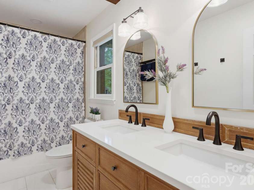 20200 Floral Lane, Cornelius, NC 28031.  MLS# CAR4374755, YatesRealty ID 18352. Full bath 2 with tile shower/tub combo