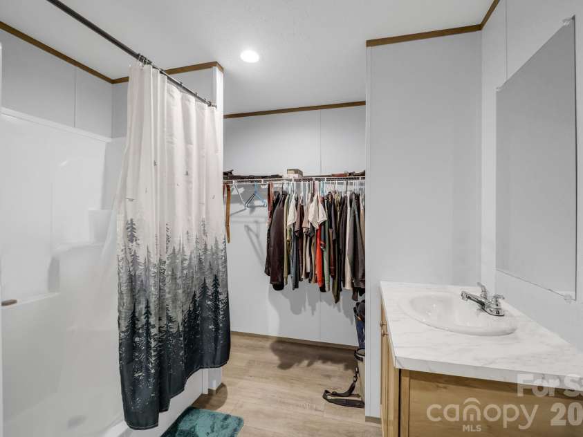 30 Little Rock Road, Newland, NC 28657.  MLS# CAR4377605, YatesRealty ID 18355. Bathroom
