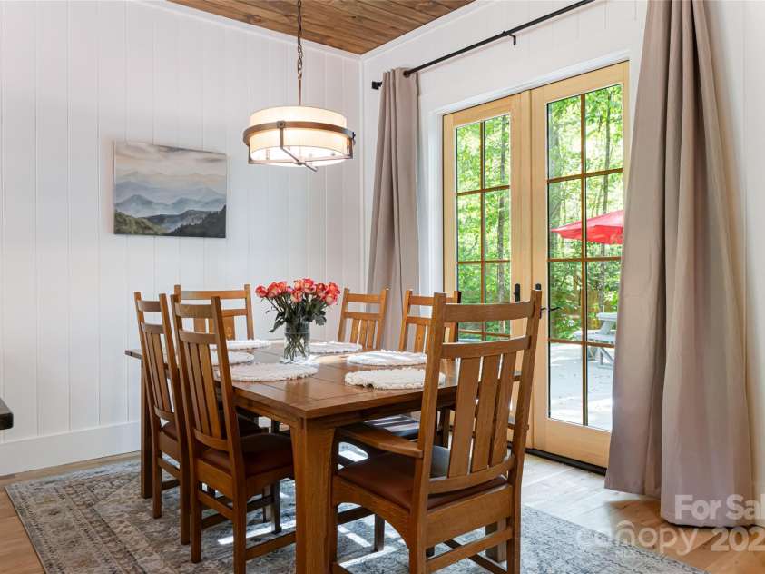 103 Blue Sky Lane, Hendersonville, NC 28792.  MLS# CAR4268920, YatesRealty ID 18359. Dining