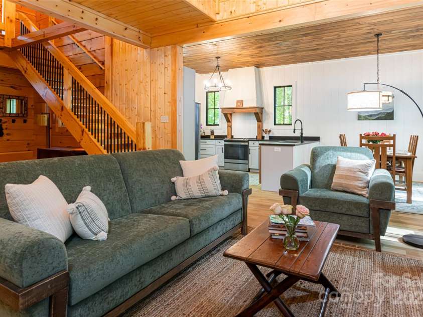 103 Blue Sky Lane, Hendersonville, NC 28792.  MLS# CAR4268920, YatesRealty ID 18359. Great rooom