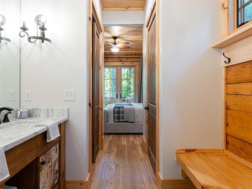 103 Blue Sky Lane, Hendersonville, NC 28792.  MLS# CAR4268920, YatesRealty ID 18359. Primary ensuite