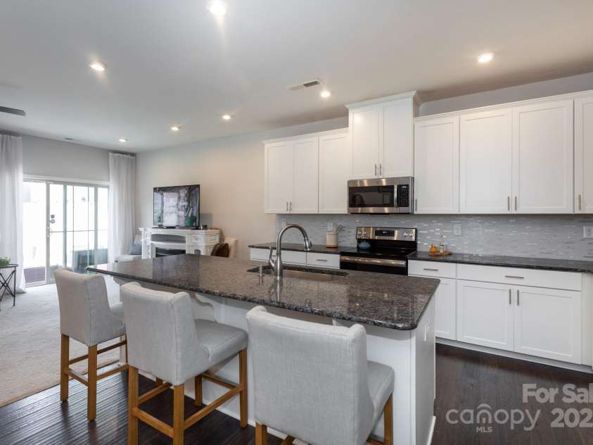 318 Willow Wood Court, Matthews, NC 28104.  MLS# CAR4312930, YatesRealty ID 1836. Kitchen