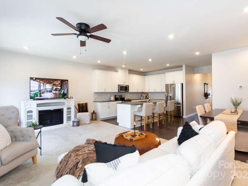 318 Willow Wood Court, Matthews, NC 28104.  MLS# CAR4312930, YatesRealty ID 1836. Living Room