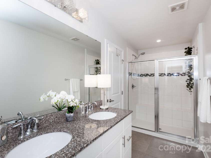 318 Willow Wood Court, Matthews, NC 28104.  MLS# CAR4312930, YatesRealty ID 1836. Primary Bath