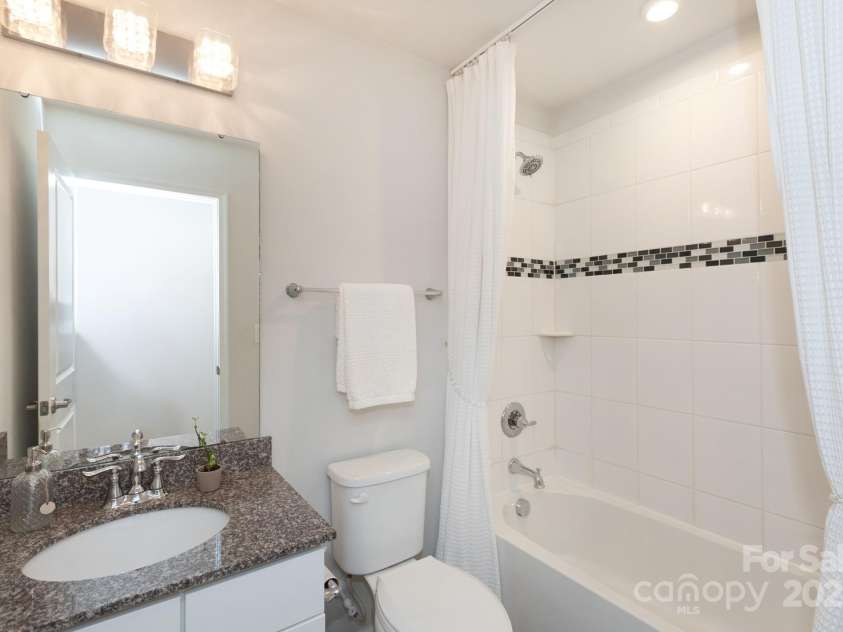 318 Willow Wood Court, Matthews, NC 28104.  MLS# CAR4312930, YatesRealty ID 1836. Upstairs Hall Bath