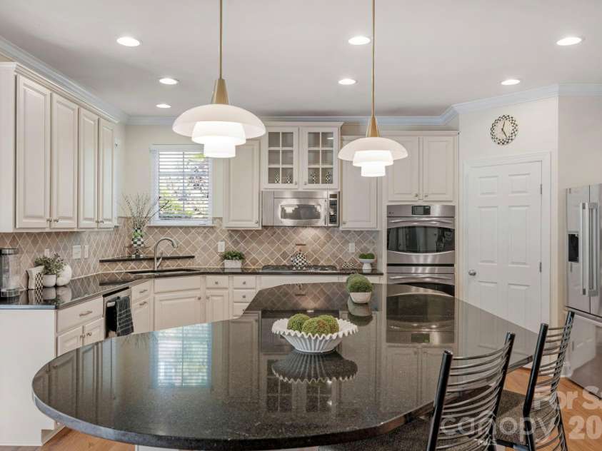 7122 Yellowhorn Trail, Waxhaw, NC 28173.  MLS# CAR4310525, YatesRealty ID 18360. Gourmet Kitchen 