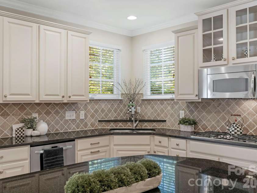 7122 Yellowhorn Trail, Waxhaw, NC 28173.  MLS# CAR4310525, YatesRealty ID 18360. Stainless Appliances 
