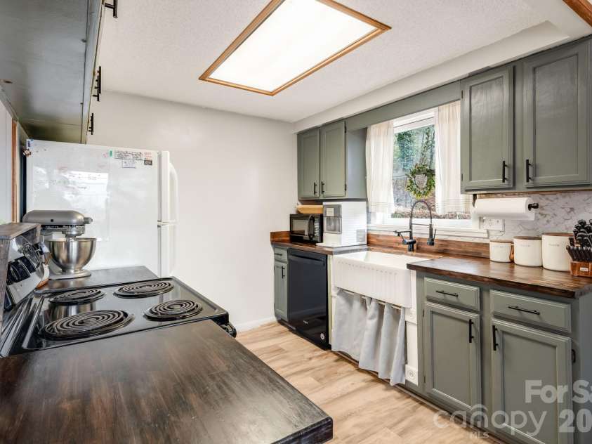 1330 Maple Springs Drive, Waynesville, NC 28785.  MLS# CAR4346066, YatesRealty ID 18364. 