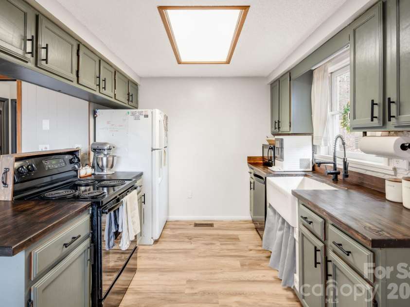 1330 Maple Springs Drive, Waynesville, NC 28785.  MLS# CAR4346066, YatesRealty ID 18364. 