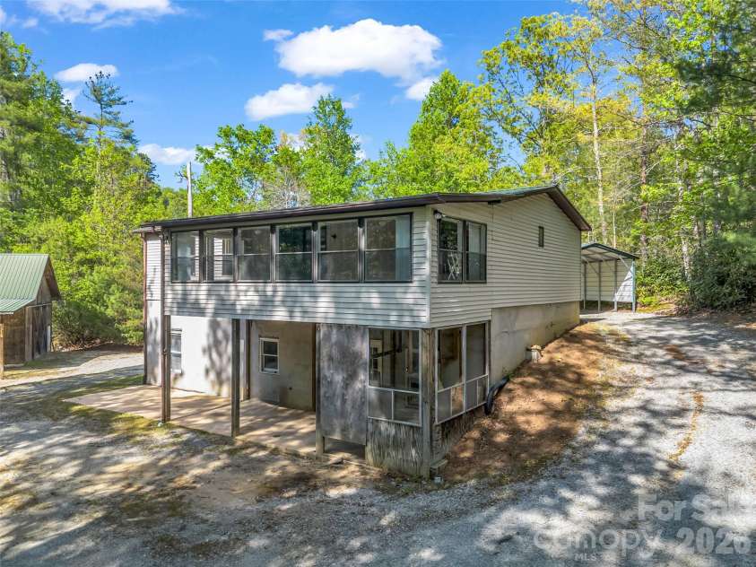 203 Rogat Road, Hendersonville, NC 28792.  MLS# CAR4375541, YatesRealty ID 18365. 