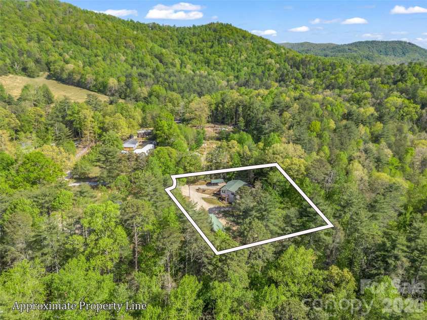203 Rogat Road, Hendersonville, NC 28792.  MLS# CAR4375541, YatesRealty ID 18365. 
