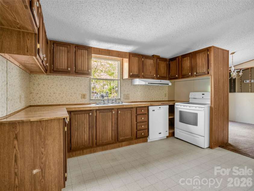 203 Rogat Road, Hendersonville, NC 28792.  MLS# CAR4375541, YatesRealty ID 18365. 