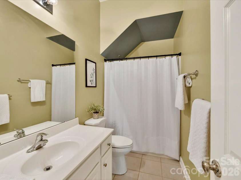 18721 The Commons Boulevard, Cornelius, NC 28031.  MLS# CAR4373232, YatesRealty ID 18371. Bright full bathroom featuring a clean vanity, tub/shower combo, and ample natural light for a fresh, inviting feel.