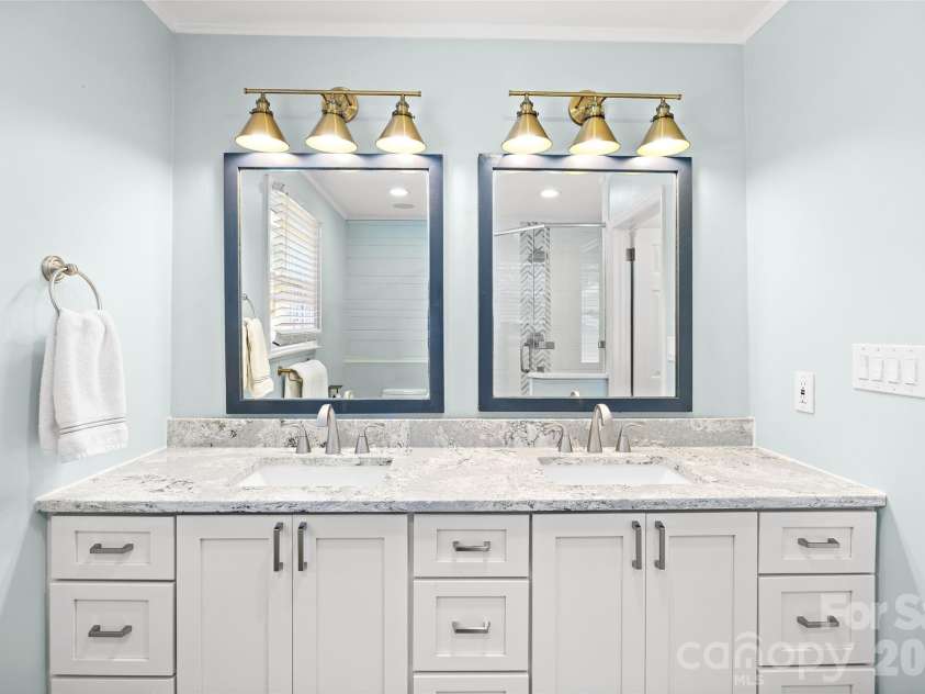 832 Stanfield Drive, Charlotte, NC 28210.  MLS# CAR4369316, YatesRealty ID 18372. Dual vanities