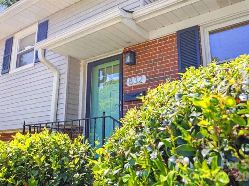 832 Stanfield Drive, Charlotte, NC 28210.  MLS# CAR4369316, YatesRealty ID 18372. Front entrance