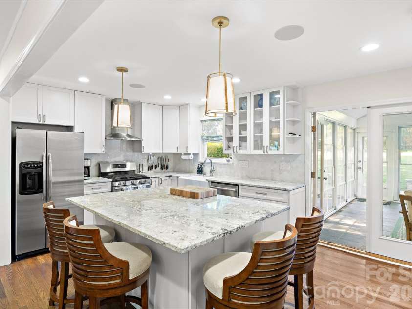 832 Stanfield Drive, Charlotte, NC 28210.  MLS# CAR4369316, YatesRealty ID 18372. Lots of bar seating